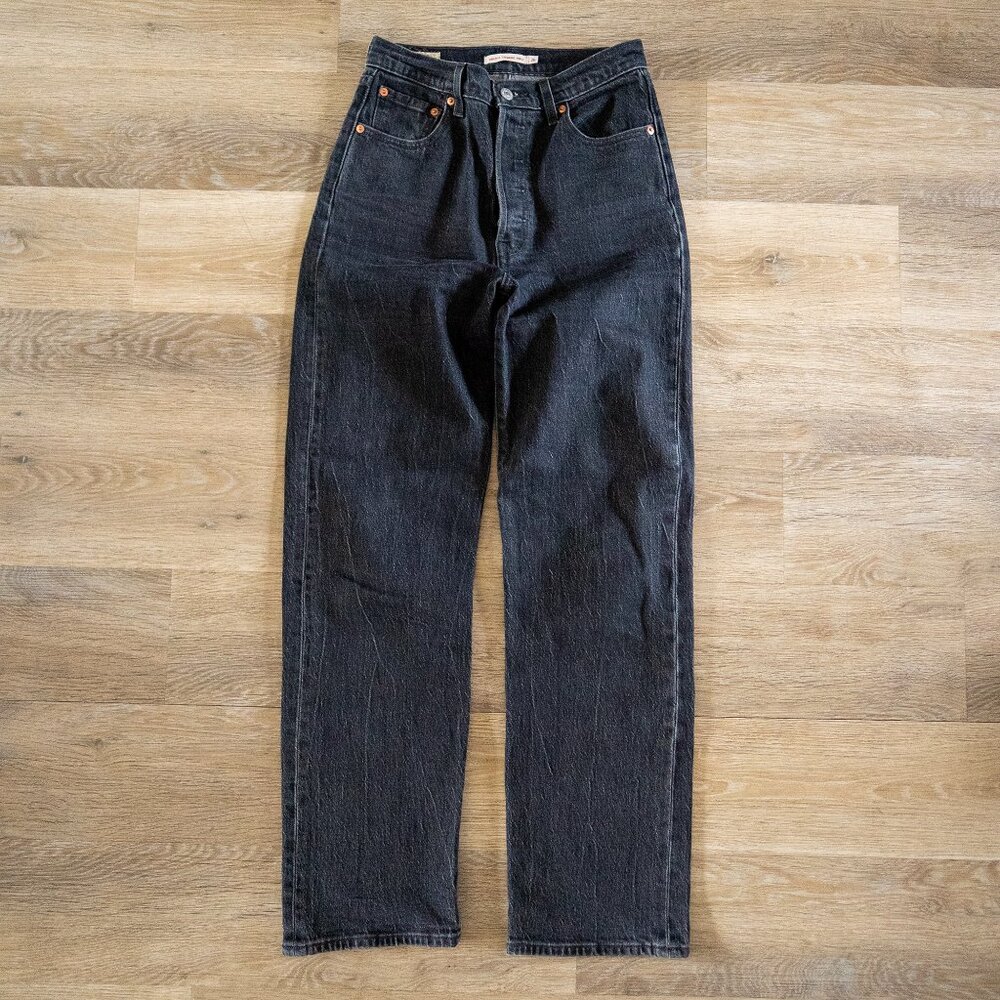 Levi's Ribcage Straight Leg Jean in Washed Black – W26